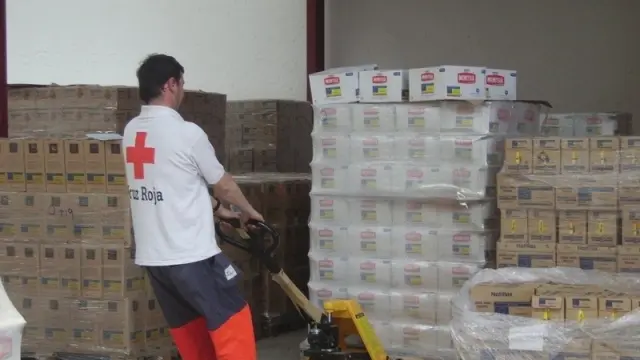 Voluntarios de Cruz Roja en un almacén donde se distribuyen los alimentos.