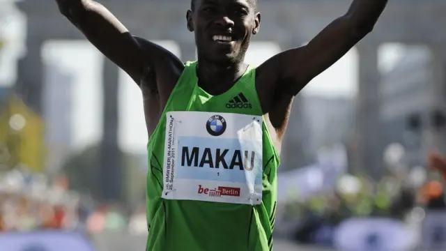 Makau celebra su victoria y el récord
