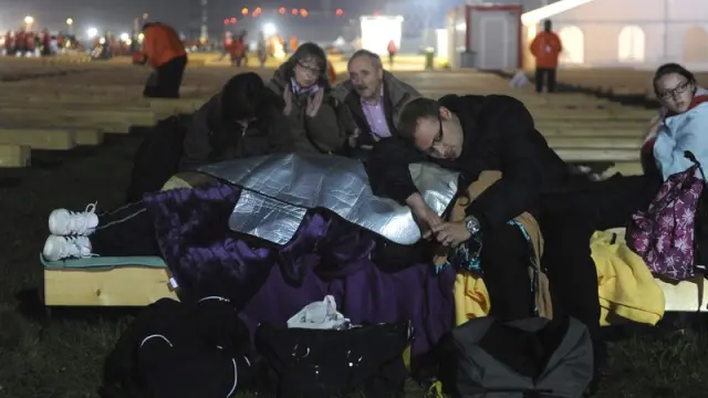 Los fieles han pasado la noche en el aeropuerto de Friburgo