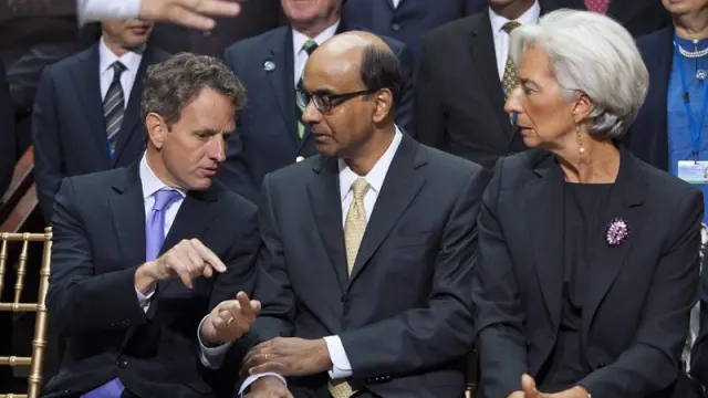 Geithner (i) junto al presidente del FMI y Lagarde, gerente del fondo