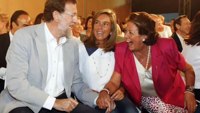 Mariano Rajoy conversa con la alcaldesa valenciana Rita Barberá