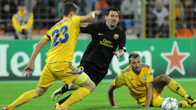 Messi regatea a dos jugadores del Bate Borisov