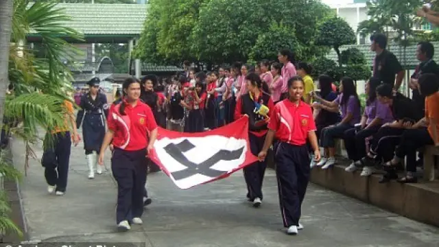Los alumnos disfrazados con el uniforme de las SS