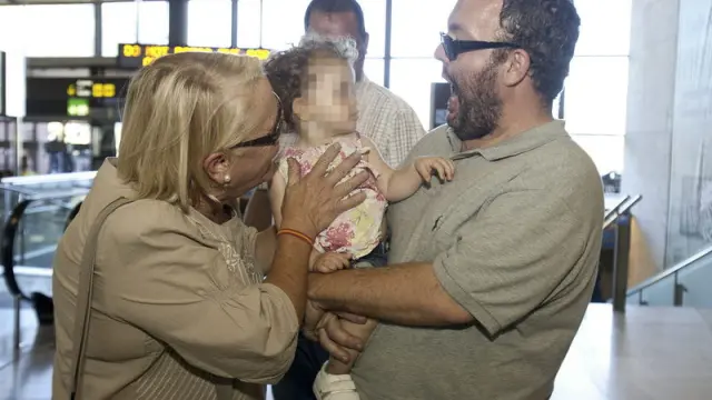 Manuel Bilbao con su familia en el aeropuerto de Tenerife