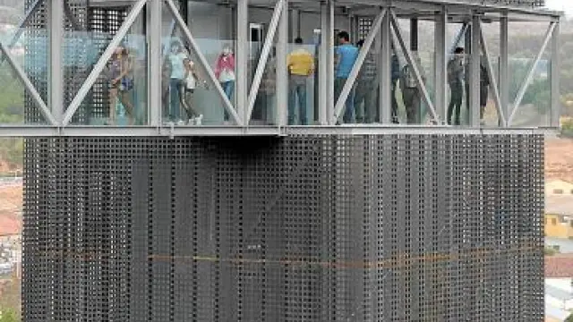 Los usuarios del ascensor disfrutan del mirador panorámico