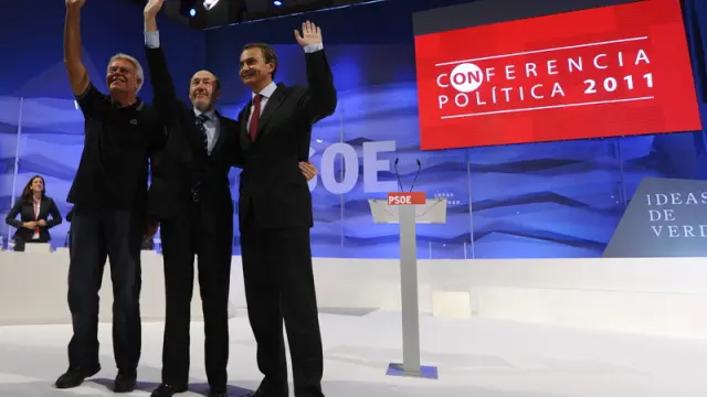 González, Rubalcaba y Zapatero saludan a los militantes del PSOE