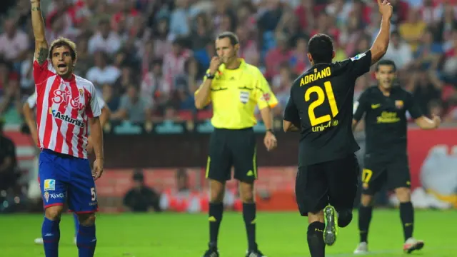 Adriano celebra el gol del Barça antes las protestas del Sporting