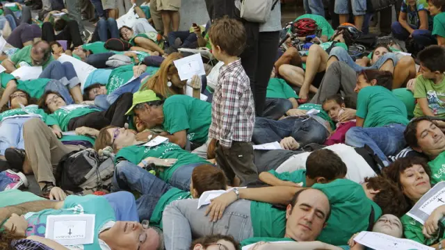 Centenares de profesores han escenificado la muerte de la educación pública en Madrid