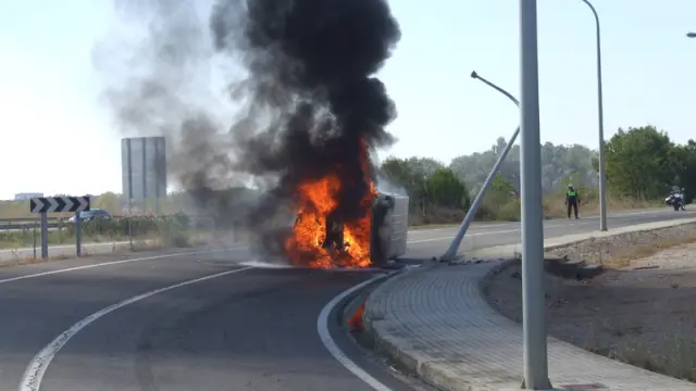 Imágenes del vehículo incendiado en la capital oscense