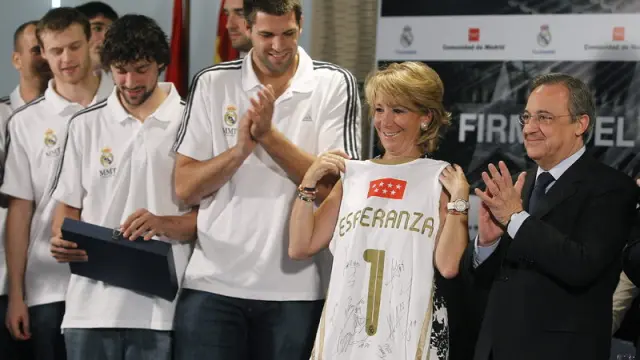 Florentino Pérez y Esperanza Aguirre junto a los jugadores del Real Madrid de Baloncesto
