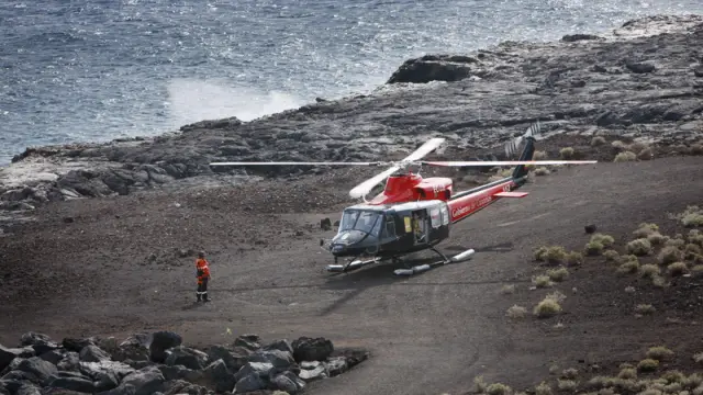 Un helicóptero de emergencias en una playa de El Hierro