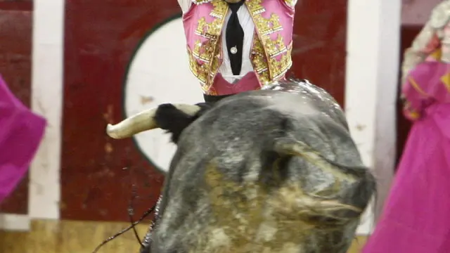 El diestro Juan José Padilla coloca un par de banderillas al toro que le corneó en el siguiente par
