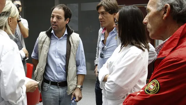 Diego Robles, a la derecha el apoderado de Padilla y el hermano del torero, con los médicos