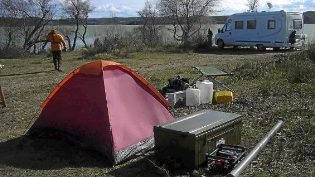 Imagen de una acampada ilegal junto al embalse de Mequinenza.