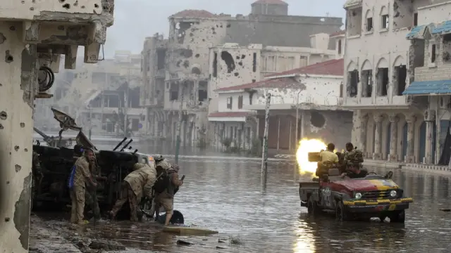 Devastación en las calles de Sirte