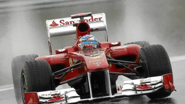 Fernando Alonso terminó cuarto en la segunda sesión de libres del día celebrada bajo la lluvia.