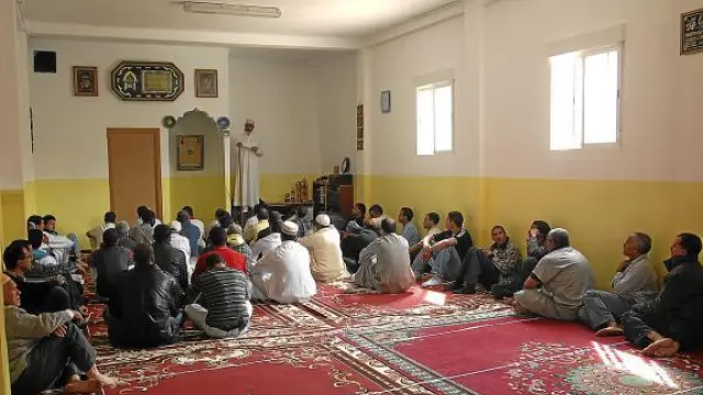 Un momento de la oración de los musulmanes en la nueva mezquita, en el barrio de la Merced.