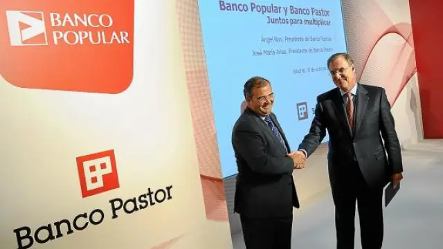 Los presidentes del Banco Pastor, José Mª Arias (d), y del Banco Popular, Ángel Ron, el pasado lunes