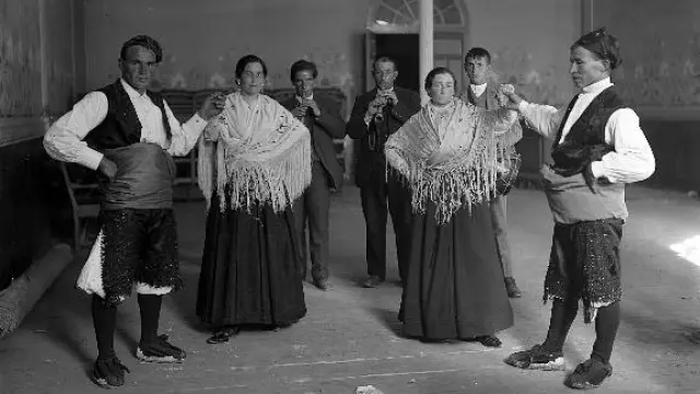 Los gaiteros de Estella, junto los bailadores de Tauste, en la Fiesta de la Jota.