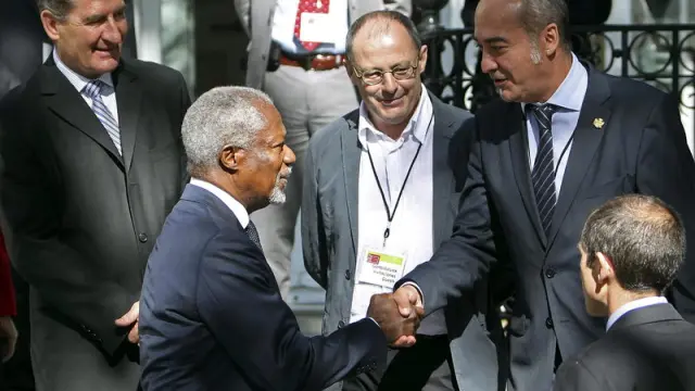 Kofi Annan llega a San Sebastián y saluda a Martín Garitano