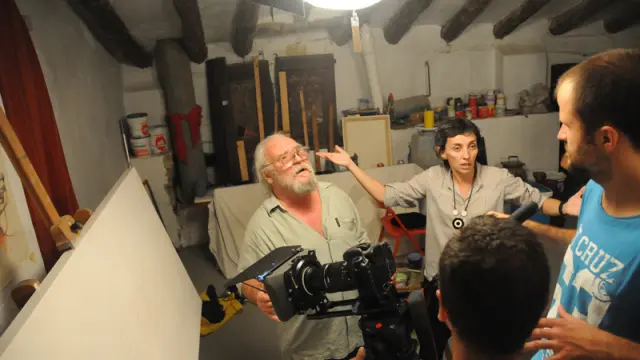 Pedro Fuertes, a la izquierda, en un momento del rodaje en su estudio