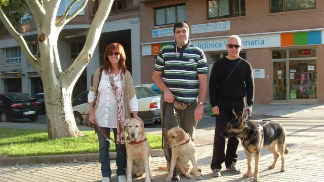 De izquierda a derecha, Pilar Torres y su perro 'Hero', Sergio Brau y 'Bánder' y Ricardo Espierre con 'Geíser'