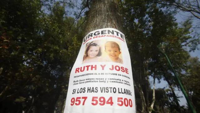 Cartel con la imagen de los 2 niños desaparecidos