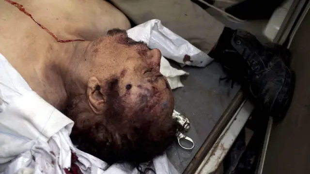 El cuerpo sin vida de Muamar el Gadafi