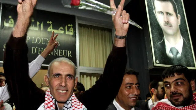 Un palestino hace el símbolo de la victoria tras la liberación de los prisioneros
