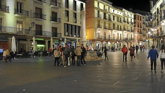 Las luminarias del suelo de la plaza del Torico permanecen apagadas debido a las continuas averías.