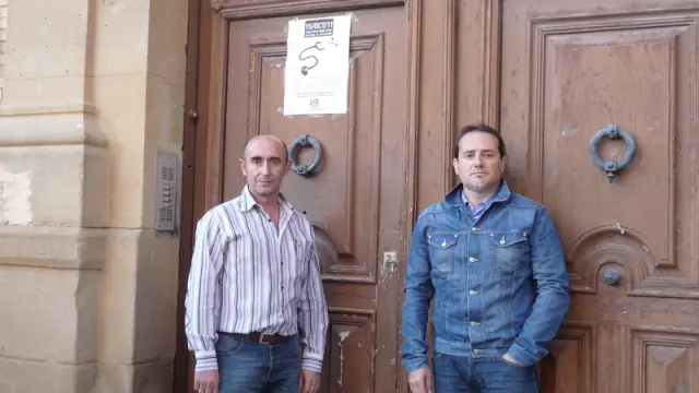 Antonio Alagón (drcha.) y Sergio Escartín (izda.), impulsores de La Llave Mágica, delante del Seminario de Huesca