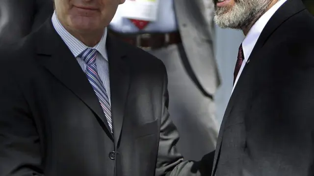 Brian Currin (i) junto a Gerry Adams, líder del Sinn Fein