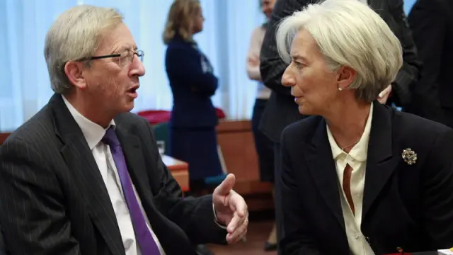 La directora del FMI, Christine Lagarde (d) conversa con el presidente del Eurogrupo, Jean-Claude Juncker