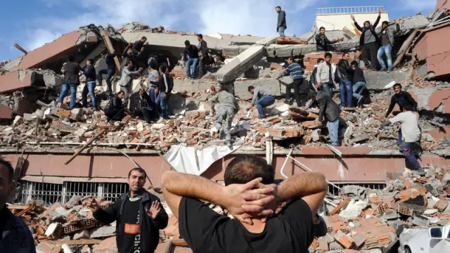Escombros de un edificio derruído por el seísmo
