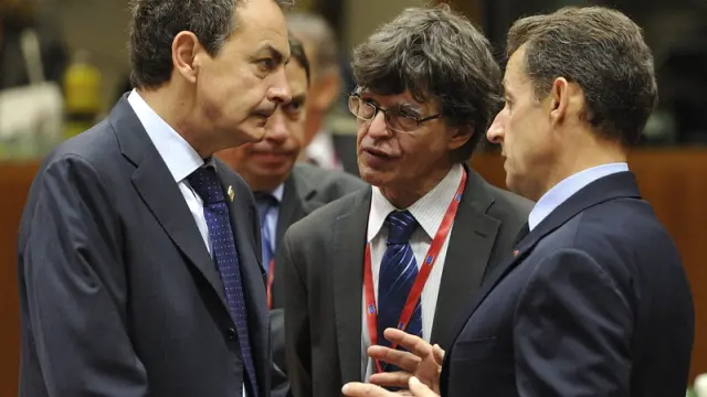 Zapatero charla con Sarkozy antes del inicio de la cumbre europea