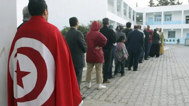 Varios tunecinos esperan para votar