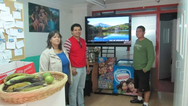 Ángela, Lester y Roberto, en el locutorio Nicarao, en la calle Cereros