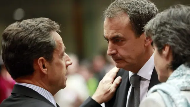 El presidente del Gobierno español, José Luis Rodríguez Zapatero, (c), conversa con el presidente francés Nicolás Sarkozy (i), en la sede del Consejo Europeo en Bruselas