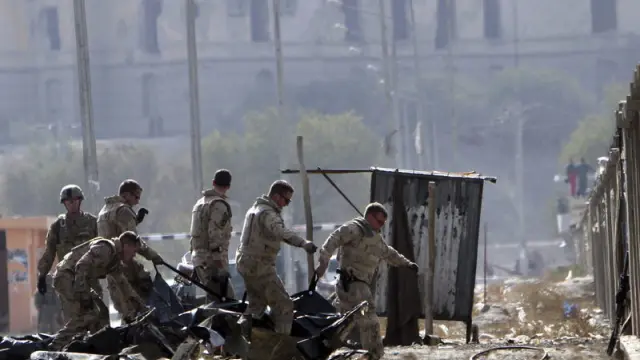 Soldados de la OTAN inspeccionan el escenario del atentado suicida perpetrado en Kabu
