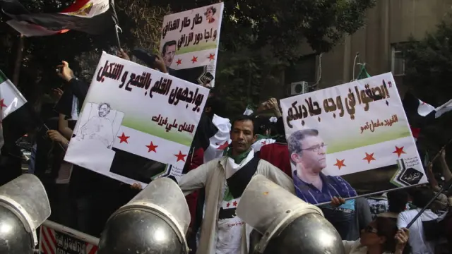 Manifestantes antiguvernamentales sirios protestan frente a la embajada siria en El Cairo