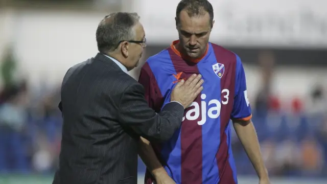El técnico Quique Hernández dialoga con Luis Helguera durante el partido ante el Real Murcia en El Alcoraz.