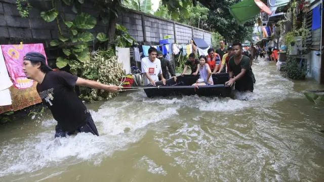 Los equipos de rescate tailandeses evacuan los residentes de una zona inundada de Bangkok