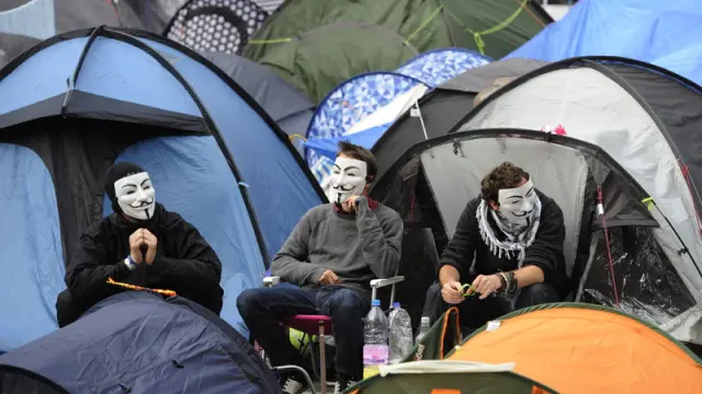 Un grupo de 'indignados' acampados junto a la catedral anglicana de Londres