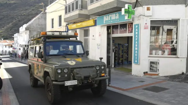 Un vehículo de la Unidad Militar de Emergencias circula por una calle de Frontera (El Hierro)
