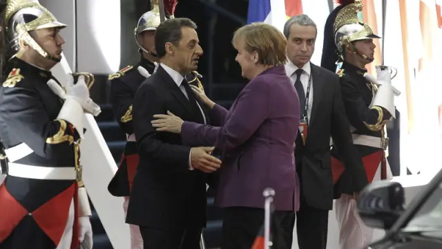 Encuentro entre Merkel y Sarkozy a su llegada a la Cannes