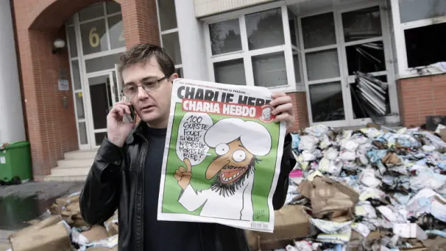 La sede de la revista fue atacada tras publicar en su portada una caricatura de Mahoma