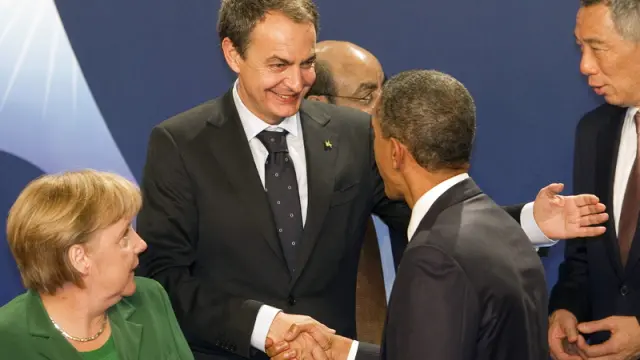 Zapatero saluda a Obama ante la mirada de Merkel