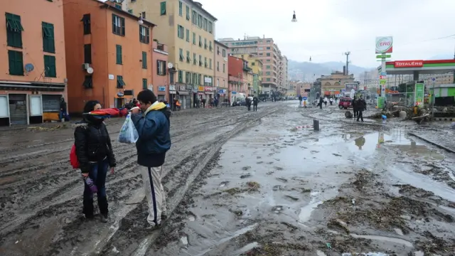 Las calles de Génova se encuentras llenas de barro por las inundaciones