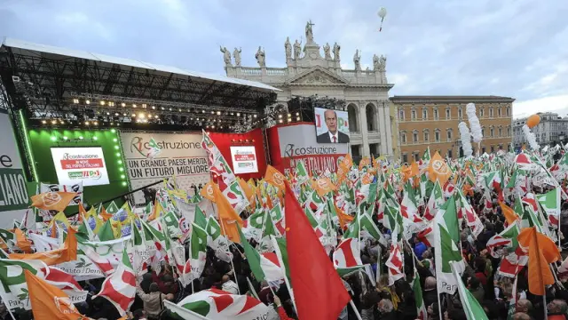 Miles de italianos se manifiestan contra Berlusconi en la Plaza San Giovani de Roma