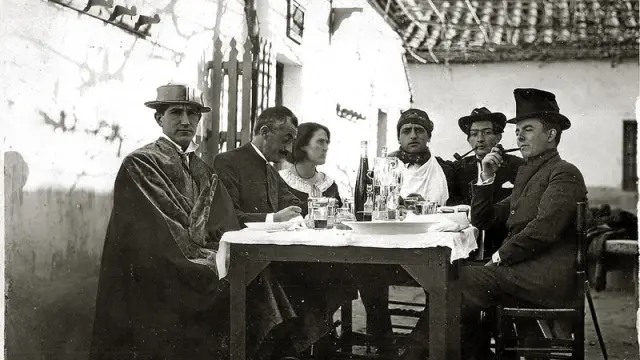 Pepín Bello con Buñuel y Dalí y otros compañeros de la Orden de Toledo.